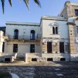 Lo stile architettonico � una via di mezzo tra il liberty, riconoscibile dalla rotondit� di alcune forme, e le linee pi� severe e geometriche dell�art dec�